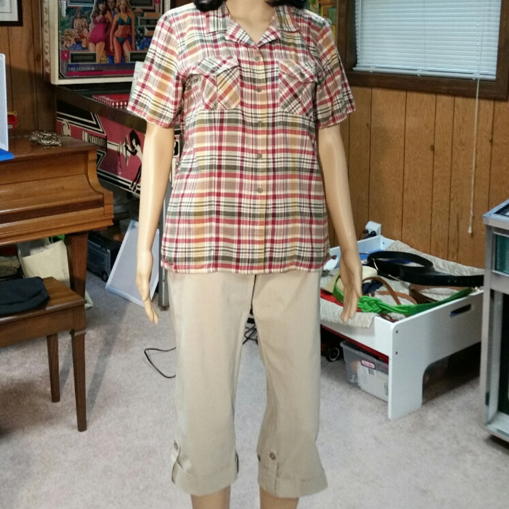 Sag Harbor Beige Capri pants & top. Size 8p